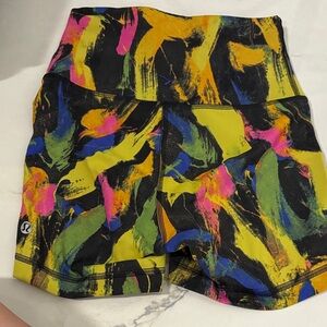 Lululemon Multicolor High-Rise Wunder Train Shorts - Yellow Accent - size 4